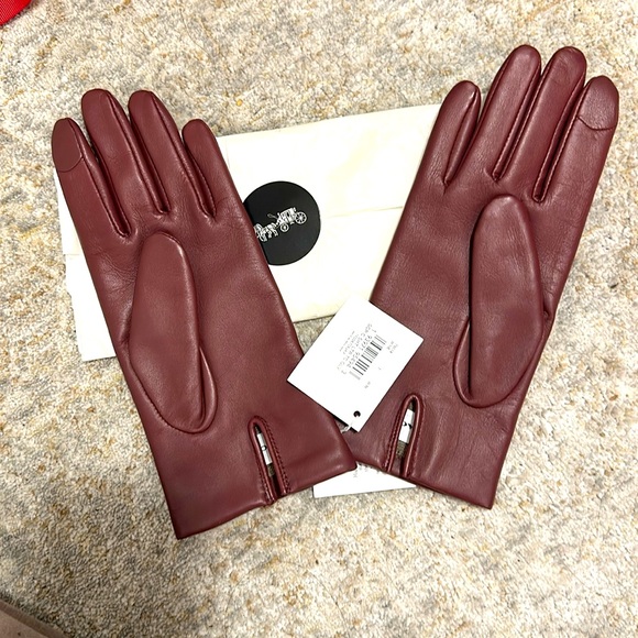 New Signature Coach Genuine Leather Tech Gloves in Wine colour with GiftBox - Picture 5 of 9